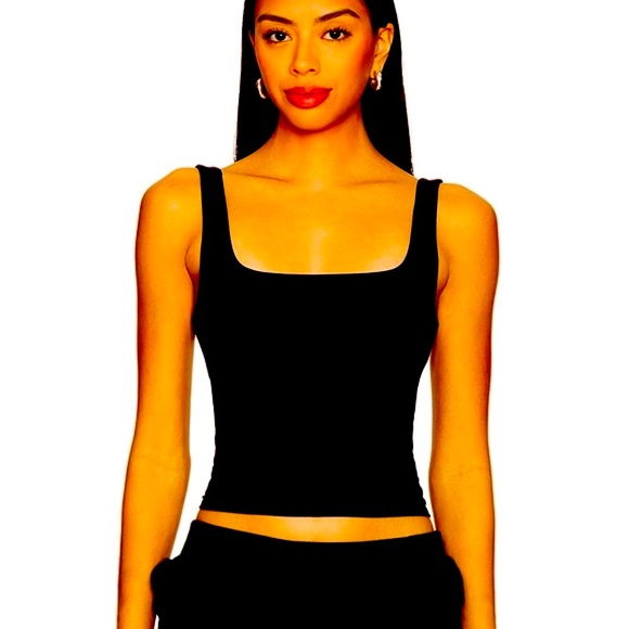 AMAZON Black Fitted Crop Tank Top!❤️🎁 - Picture 2 of 16